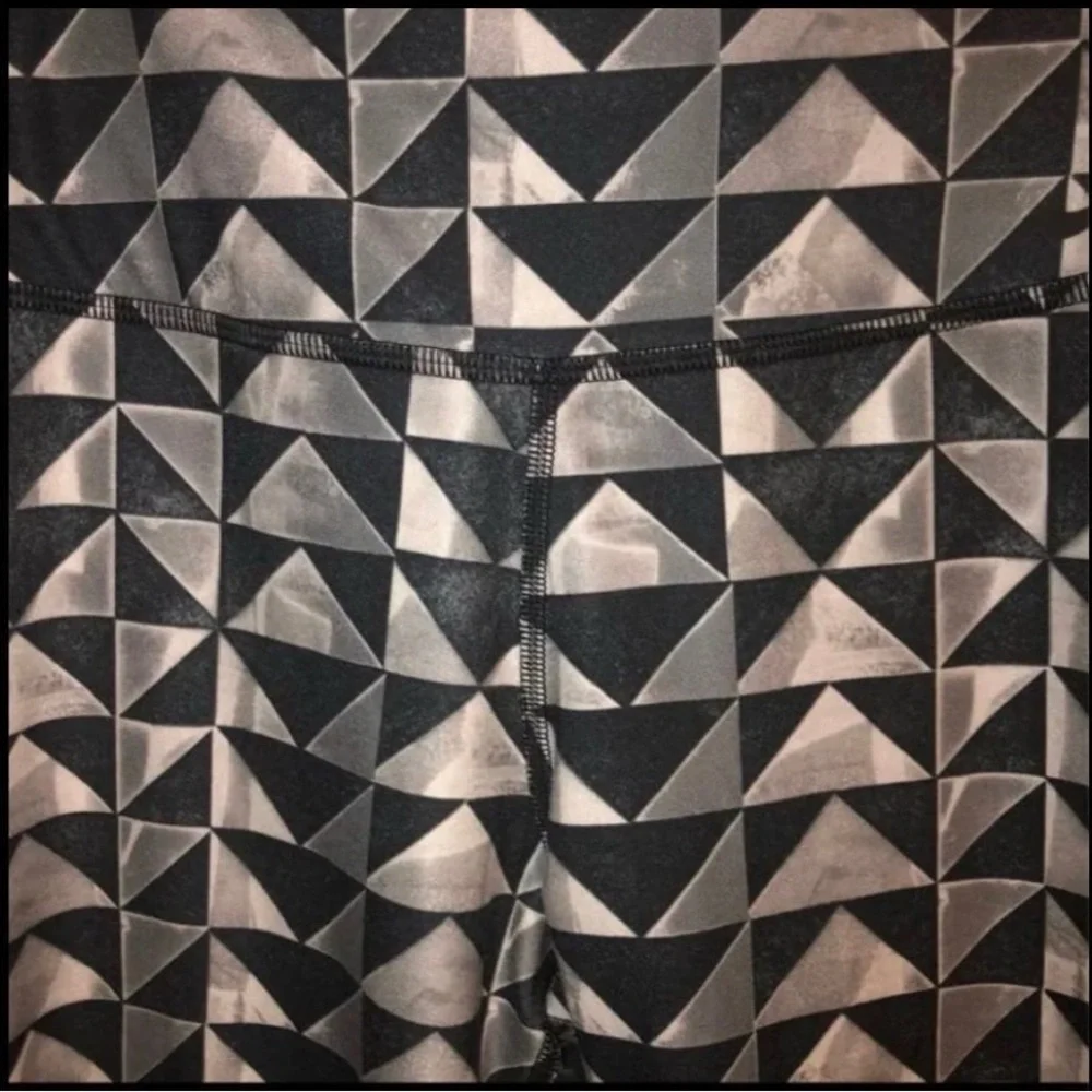 Nike One Capris in Geometric Gray Pattern; Size Medium